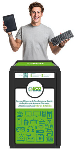 Joven junto a un contenedor de EcoCómputo llevando Residuos de Aparatos Eléctricos y Electrónicos – RAEE como teclado y computador para reciclaje en Colombia.