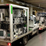 Camión cargado con Residuos de Aparatos Eléctricos y Electrónicos - RAEE recolectados en contenedores, listo para su transporte hacia la bodega de gestión y reciclaje.