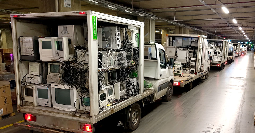 Camión cargado con Residuos de Aparatos Eléctricos y Electrónicos - RAEE recolectados en contenedores, listo para su transporte hacia la bodega de gestión y reciclaje.