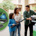 Familia depositando RAEE en un contenedor de EcoCómputo en Colombia como parte de la economía circular.