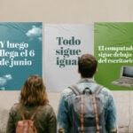 Personas observando mensajes sobre el Día del Medio Ambiente y la importancia de actuar durante todo el año mediante la gestión responsable de RAEE