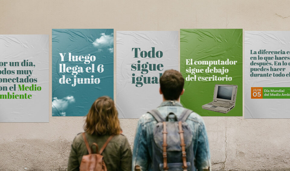 Personas observando mensajes sobre el Día del Medio Ambiente y la importancia de actuar durante todo el año mediante la gestión responsable de RAEE